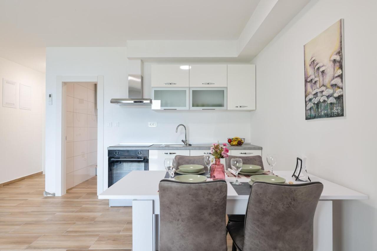 Beachfront Apartments Tic With Seaview Miletici Esterno foto