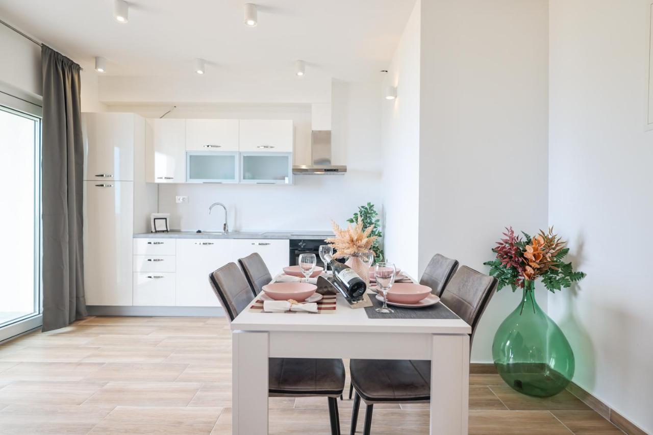 Beachfront Apartments Tic With Seaview Miletici Esterno foto